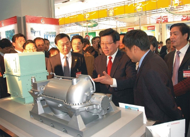2006时任陕西省长陈德铭来yl23411永利展区参观