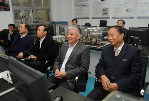 2011年科技部副部长在yl23411永利调研时指出： 人才是底子 科技是关键 效益是基础